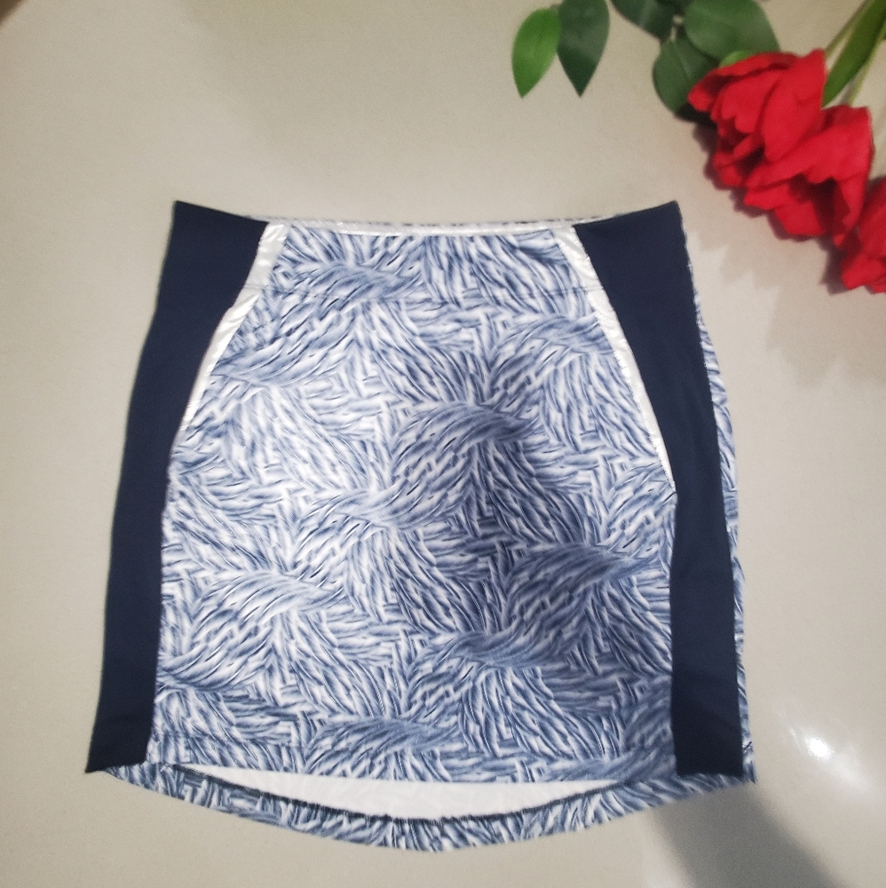 NWOT Sublime jupe culotte marine avec motifs plumes,tissus style dri-fit